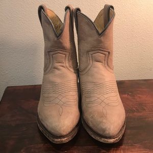 Frye Billie short Bootie gray